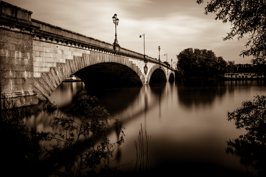 Photograph of kew bridge on the river thames in south west london